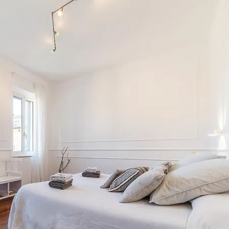 Interno 8 * Rom